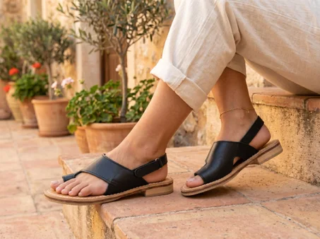 oscana” women’s sandal – the luxury of black leather and modern comfort.