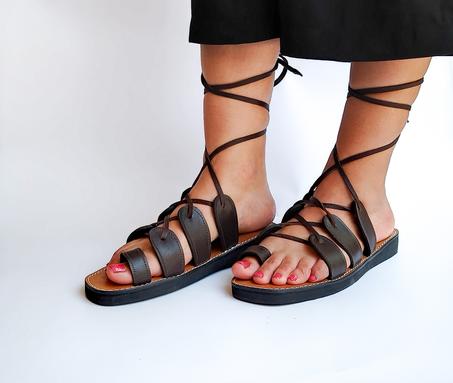 صنادل جلدية لفصل الصيف2022