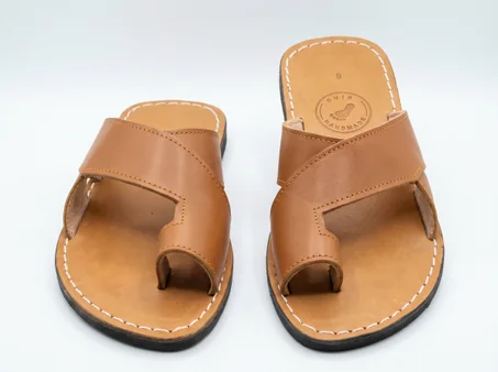 Golden Cuir” sandal – simplicity of design and the luxury of leather.