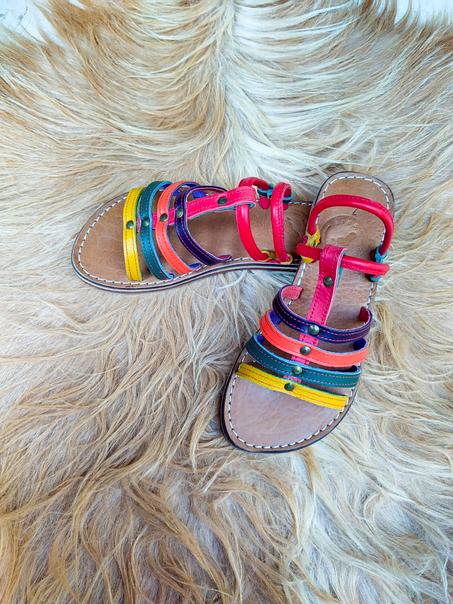 صنادل نسائية ملونة لصيف 2022