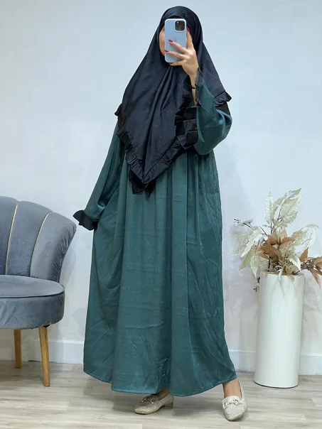 عباية "إجلال" الملكية - طقم قطعتين بنقشة الزهور البارزة