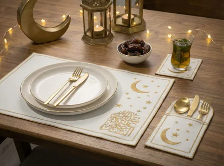طقم مفارش المائدة الذهبي الفاخر  تمتع بنسمة وأجواء رمضان الكريم - 3 قطع لكل شخص