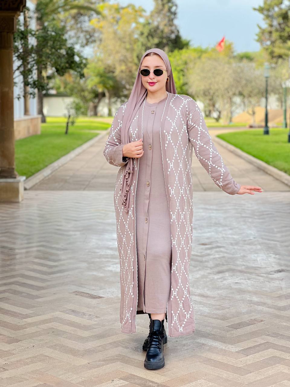 طقم فاخر بتفاصيل عصرية لجاذبية راقية وأناقة متكاملة