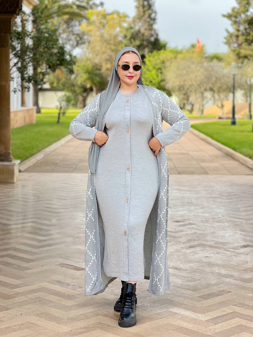 طقم فاخر بتفاصيل عصرية لجاذبية راقية وأناقة متكاملة