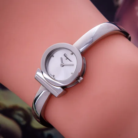 ساعة FERGAMO أصغر ساعة  " لا يتغير لونها "