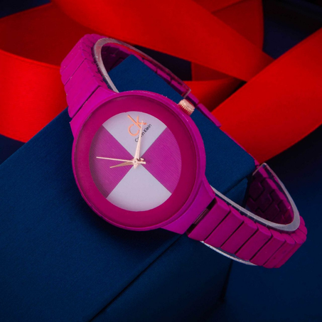 ساعة  Calvin Kiein بألوان جدابة