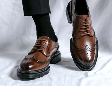 أحذية جلدية أنيقة مصنوعة من أجود أنواع الجلد الطبيعي، تتميز بتصميم عصري ومريح يناسب جميع المناسبات. متوفرة باللونين الأسود والبني لتناسب جميع الأذواق والاختيارات