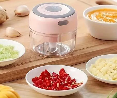 احصلي على فرامة كهربائية صغيرة ببطارية تدوم شهر كامل دون الحاجة للشحن الدائم وبلمسة زر واحدة تفرم لكي الثوم والمكسرات والخضروات واللحم....إلخ