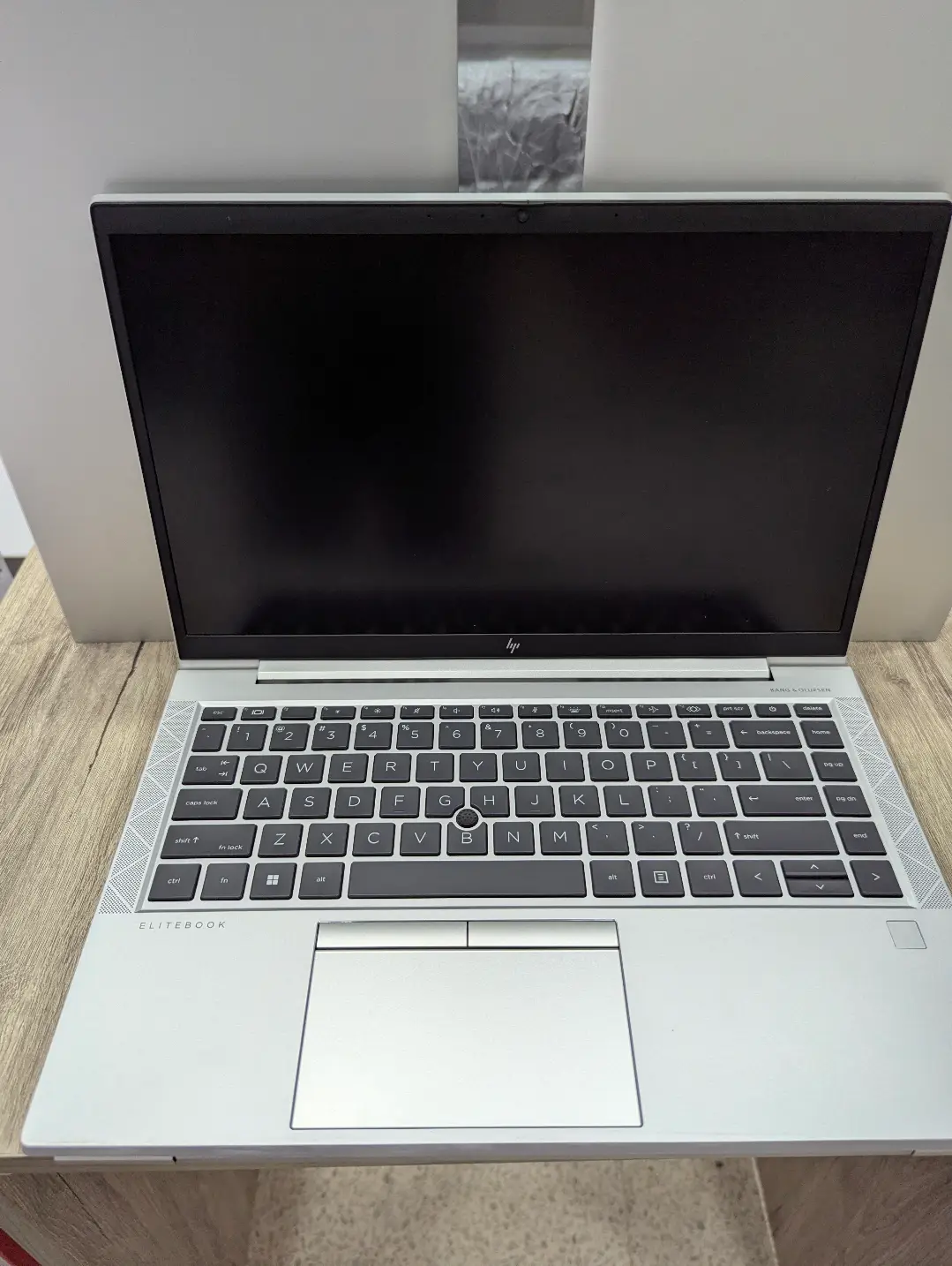 HP Elitebook 845 g8 + cartable + souris sans file