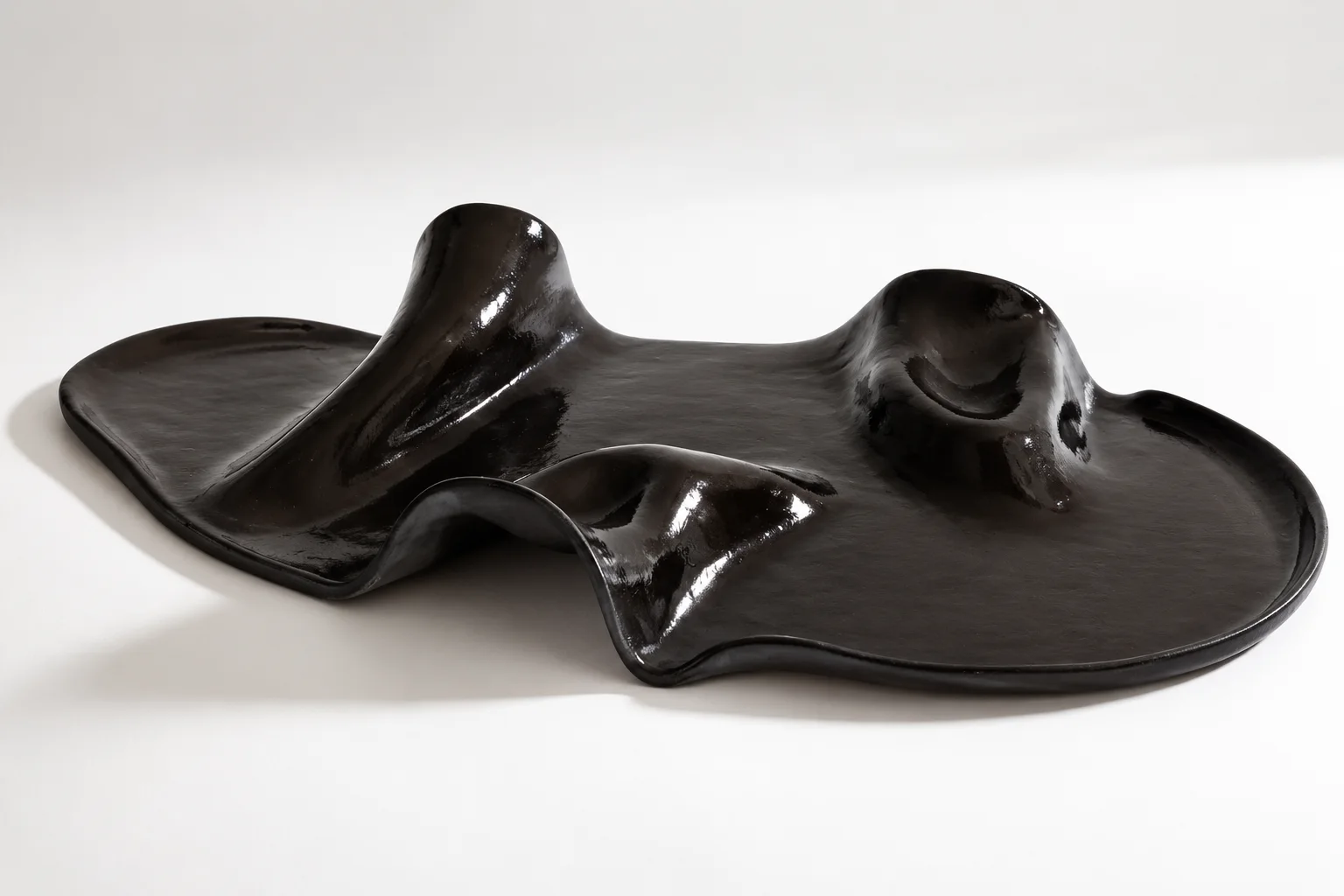 Plat sculpté (l'argile noir)