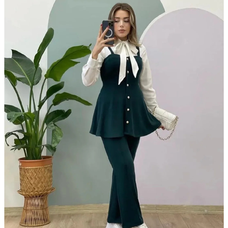 طقم عملي وأنيق للمرأة العصرية