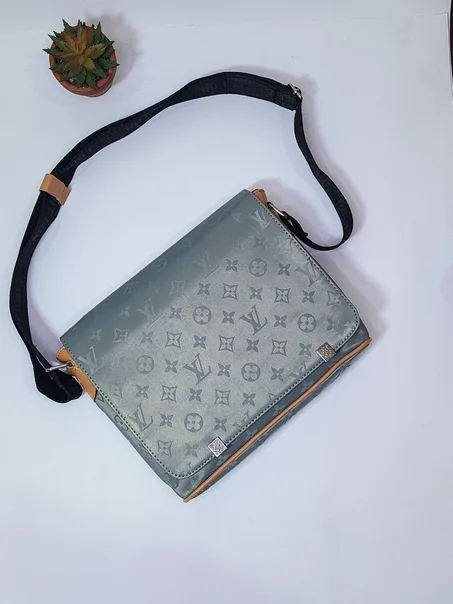 Sacoche LUIV VUITTON: super good qualité