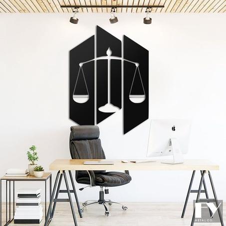 لوحة جدارية على شكل ميزان المحاماة من الخشب
