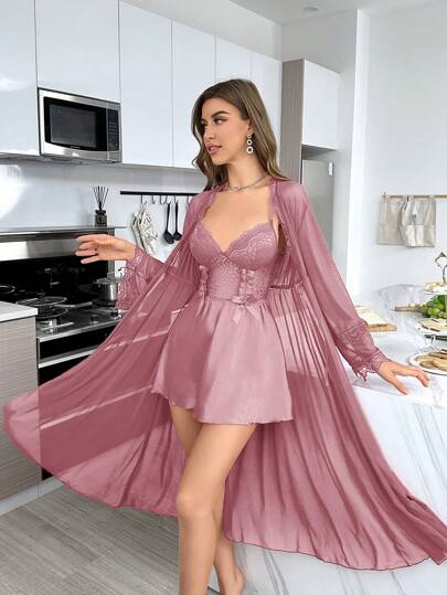 Ensemble Nuisette et Peignoir en Dentelle – Élégance et Confort à la Maison