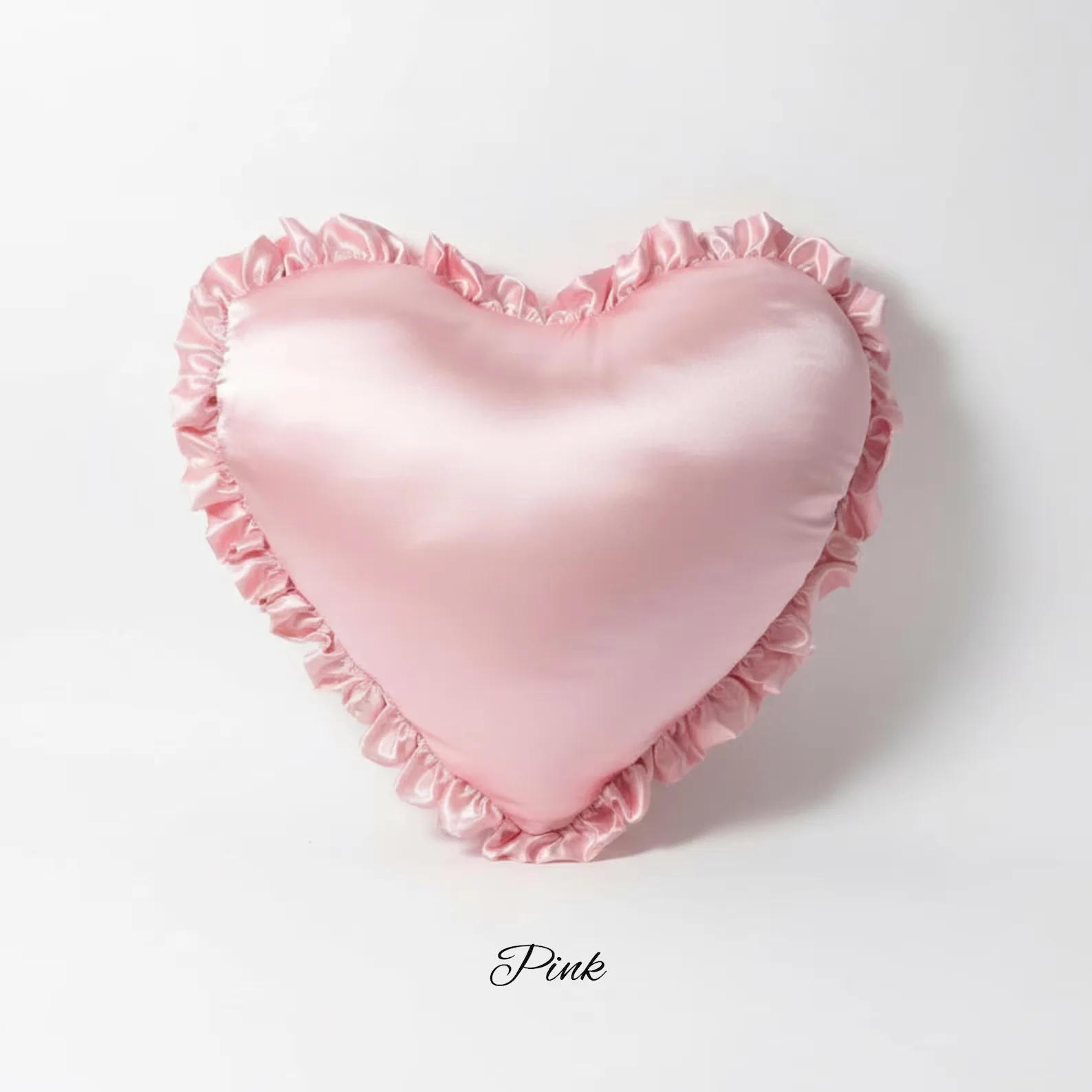 Coussin cœur en satin de soie avec volants