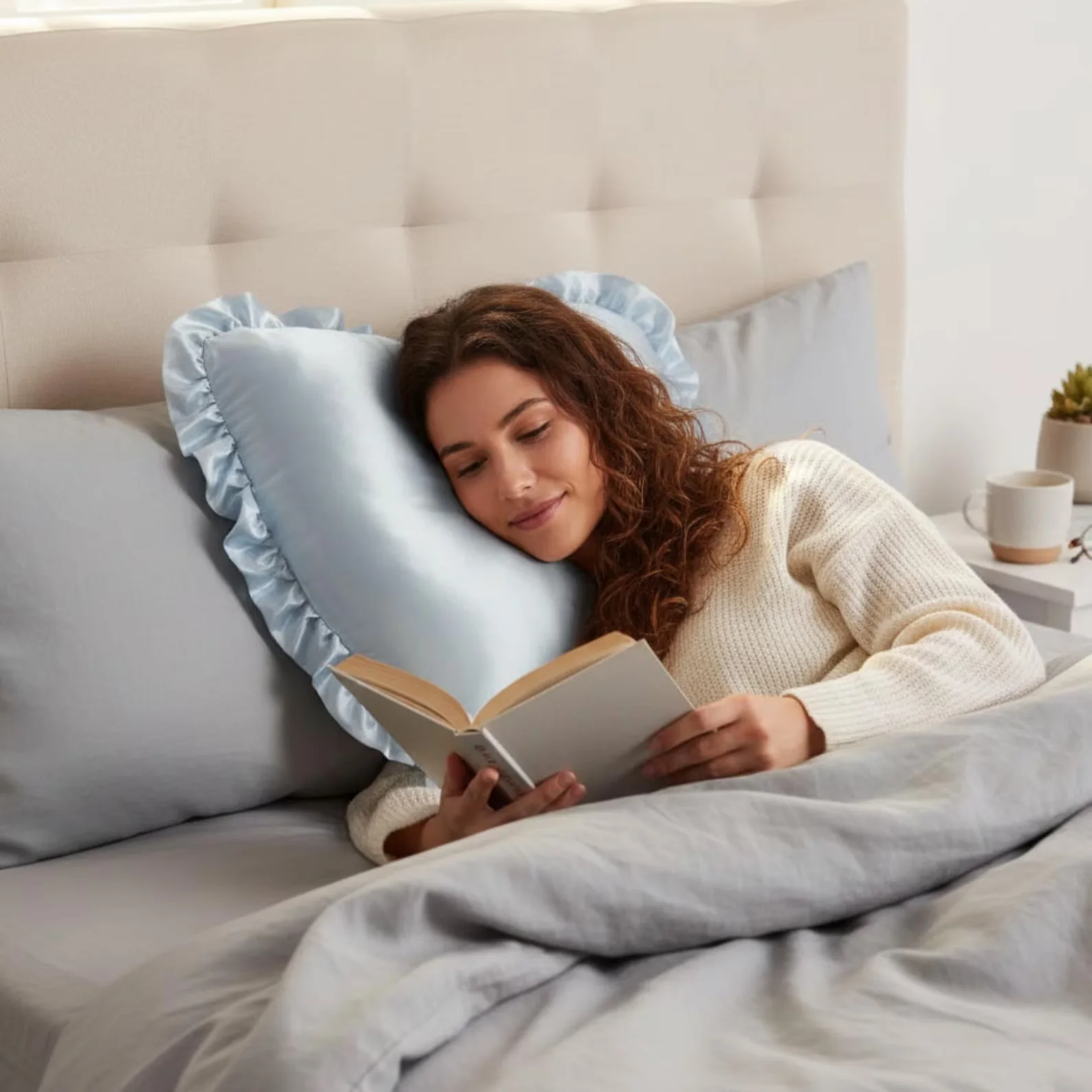 Coussin cœur en satin de soie avec volants