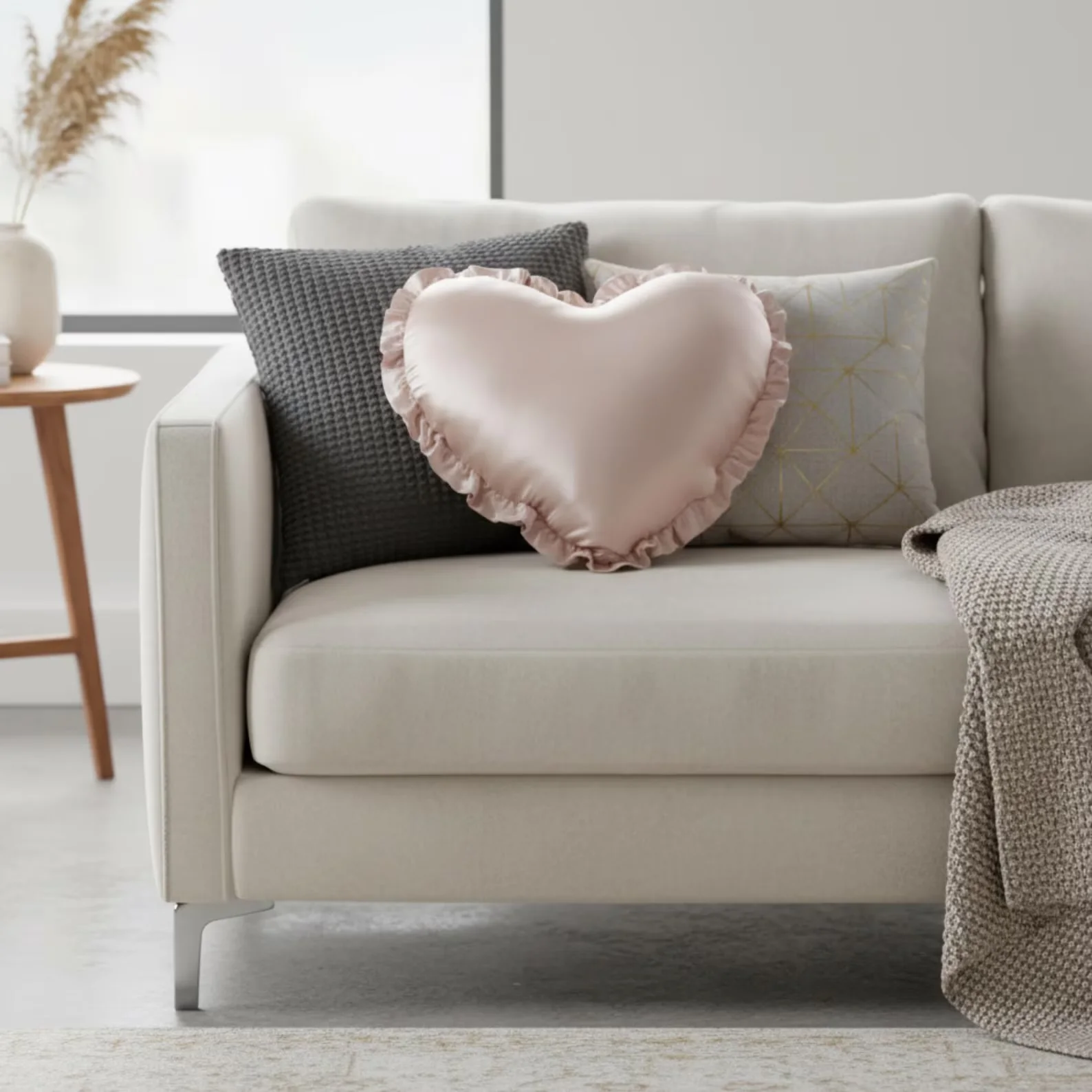 Coussin cœur en satin de soie avec volants