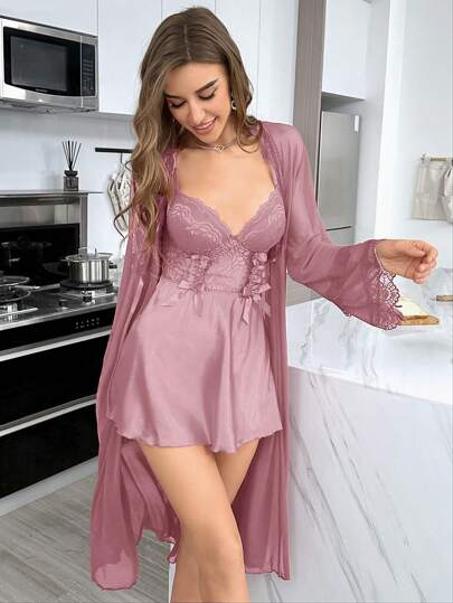 Ensemble Nuisette et Peignoir en Dentelle – Élégance et Confort à la Maison