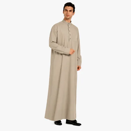 ثوب رجالي قطري بياقة واقفة، مصنوع من البوليستر، بتصميم جيوب، مناسب للسفر إلى دبي والشرق الأوسط، خفيف الوزن، ذو مظهر ثقافي مميز.