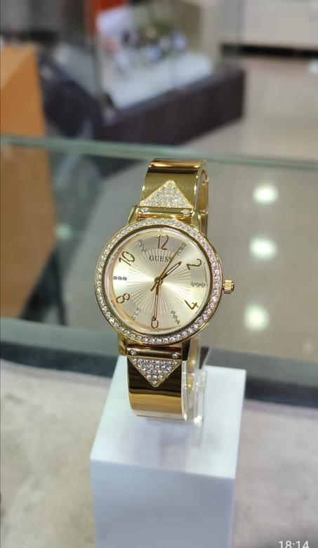 ساعة يدوية فخمة من GUESS