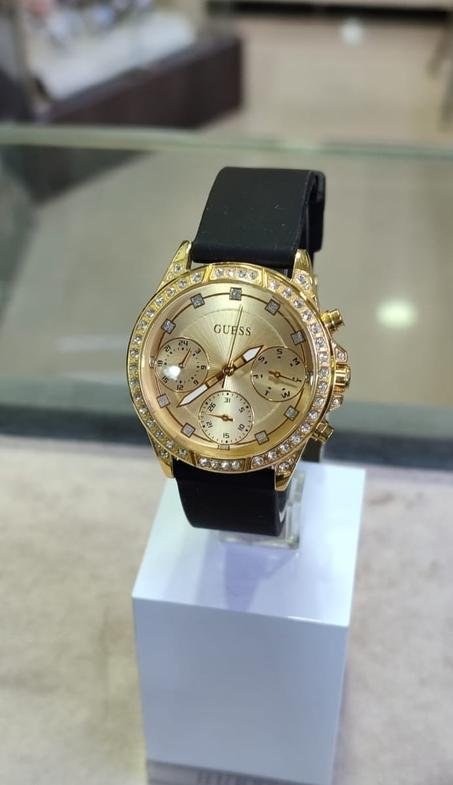 ساعة يدوية من GUESS