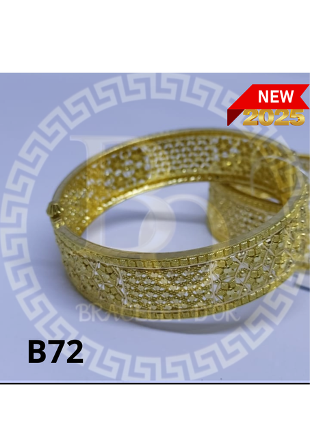 براسلي مشبك عيار 18 قيراط.