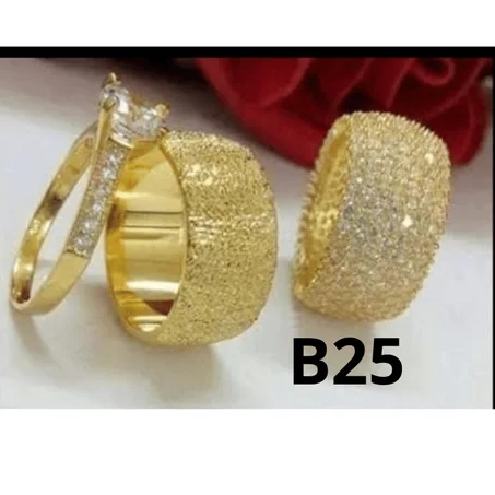 مجموعة خواتم زواج 18 قيراط.