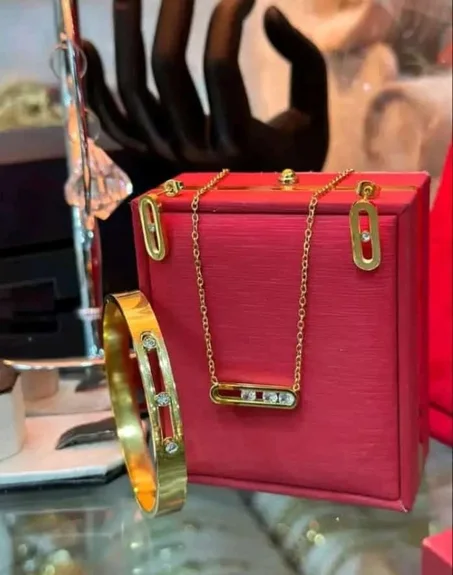 طقم ذهبي عصري 18K