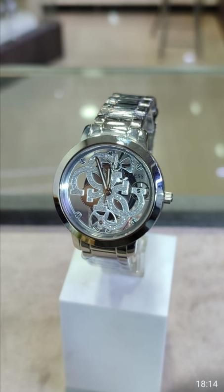 ساعة راقية من GUESS