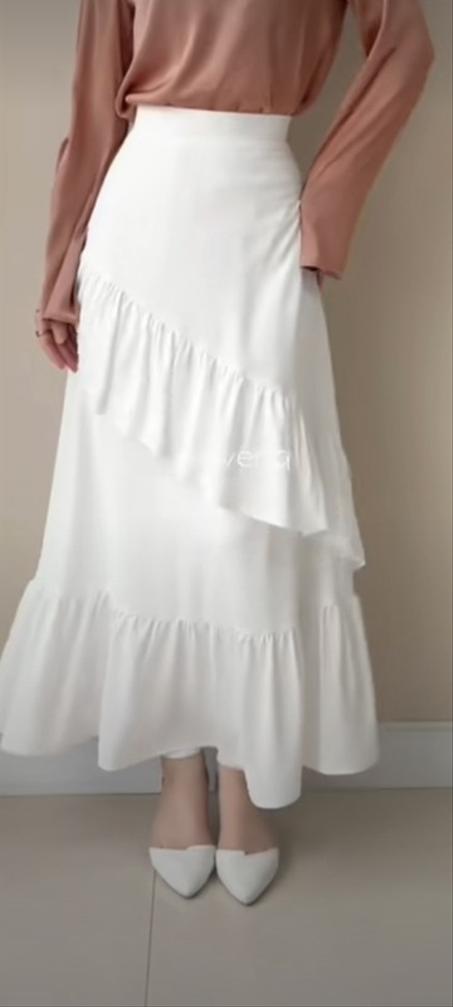 تنورة بكسرات مائلة