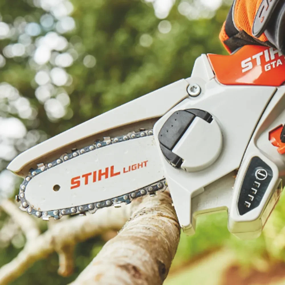 مقلّم حديقة يعمل بالبطارية GTA 26 - GTA 26 battery-powered garden pruner.