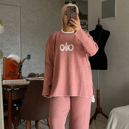 طقم شتوي مميز – أناقة وراحة في قطعة واحدة