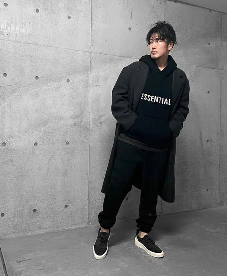 بدلة رياضية رجال  ESSENTIALS (نفاذ الكمية)