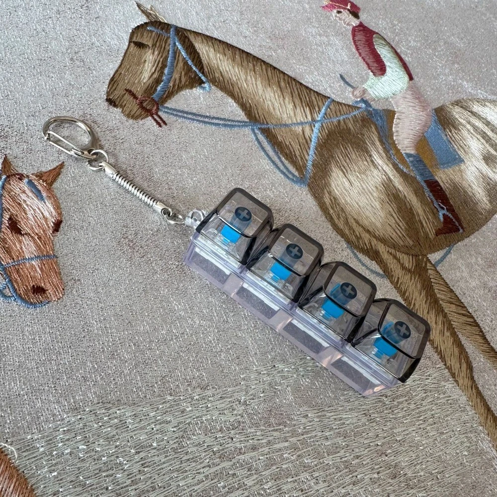 سلسلة مفاتيح مفاتيح كيبورد ميكانيكي مضيئة RGB – لعبة مضادة للتوتر مع صوت كليك ممتع