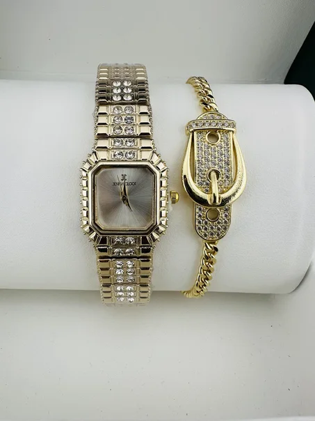 باك أنيق يجمع بين ساعة فاخرة وسوار راقي