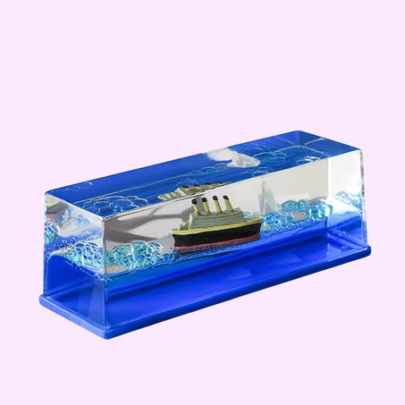 تحفة فنية فاخرة – سفينة ديكور ثلاثية الأبعاد داخل صندوق زجاجي أنيق