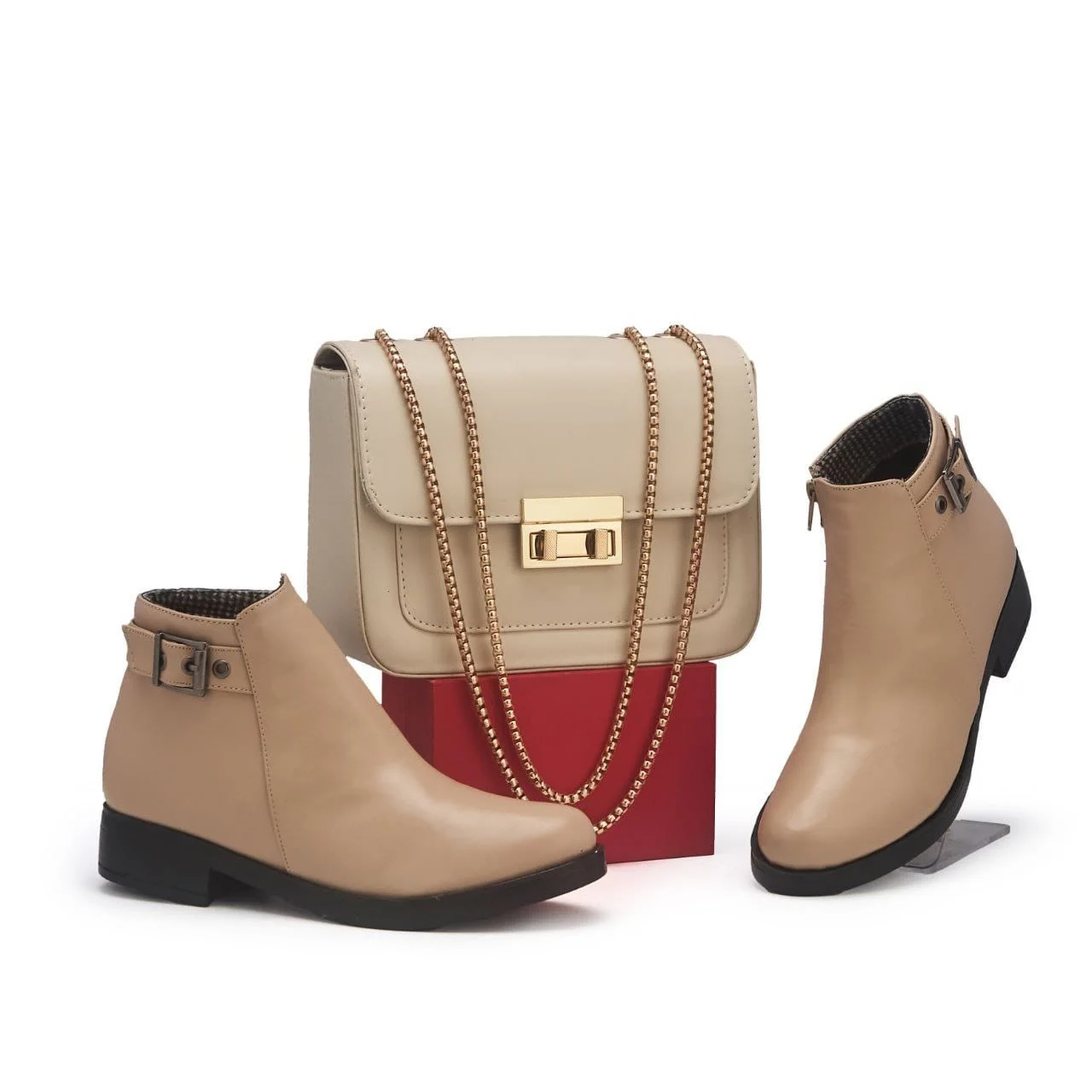 طقم نسائي أنيق: صباط جلد + حقيبة بسلسلة ✨ | ستايل راقي ومريح للاستعمال اليومي