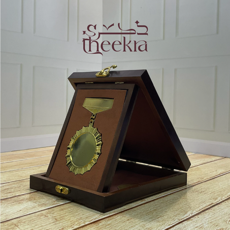 وسام خشبي على شكل درع