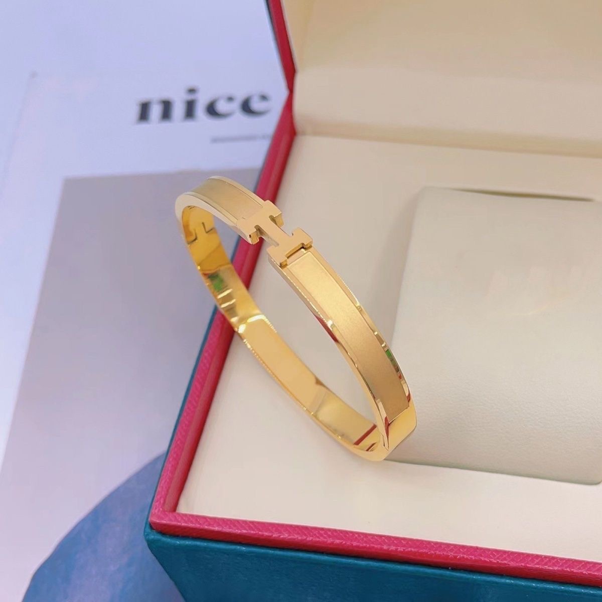 ✨ Bracelet doré “H” en acier inoxydable – Minimalisme et distinction