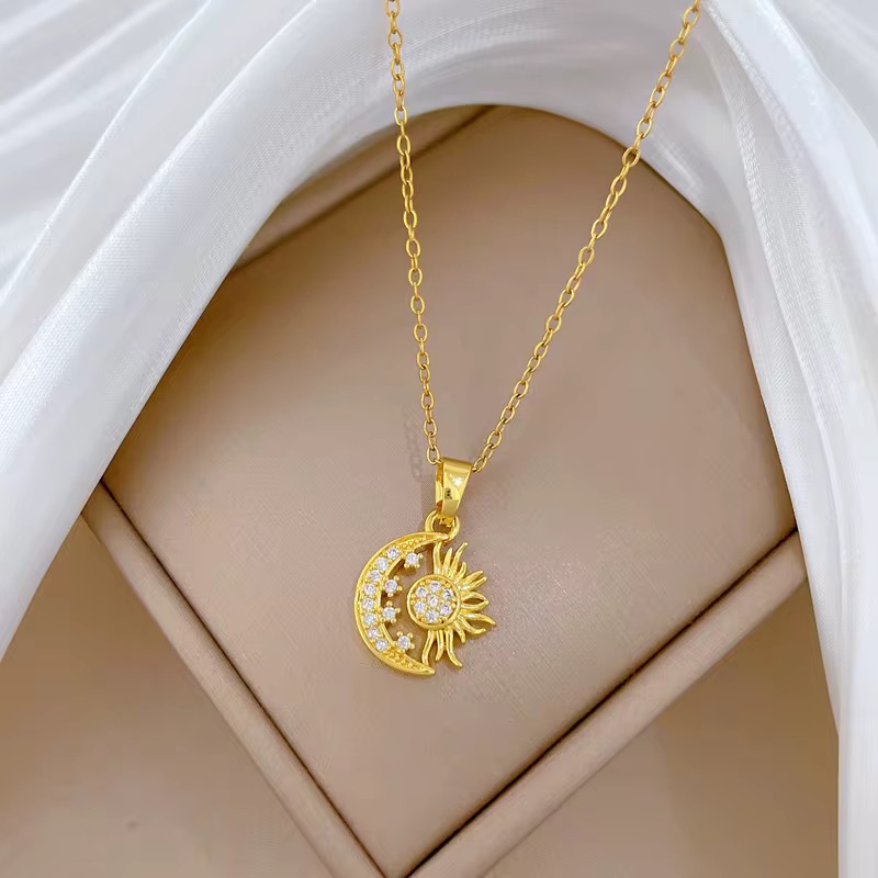🌞🌜 Collier doré en acier inoxydable – Soleil & Lune en harmonie 💫🔒