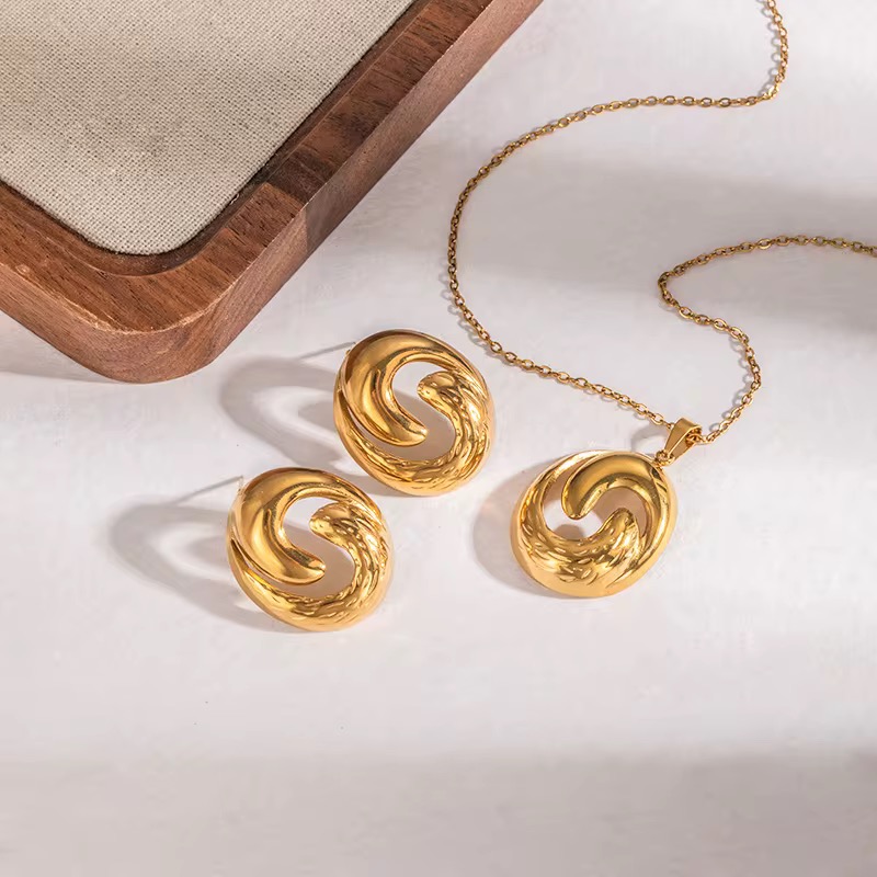 💫✨ Parure dorée en acier inoxydable – Design sculptural & éclat durable 💎🌟