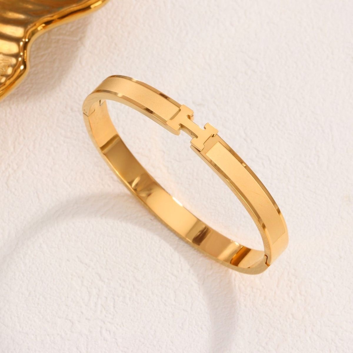 ✨ Bracelet doré “H” en acier inoxydable – Minimalisme et distinction
