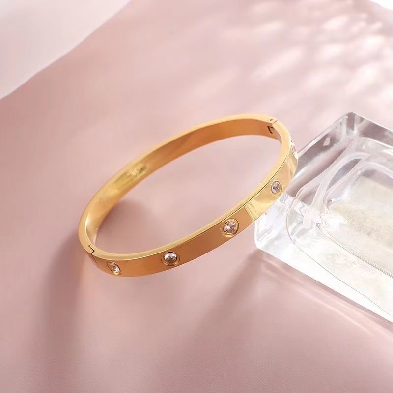 ✨ Bracelet doré serti – Élégance minimaliste et brillance durable