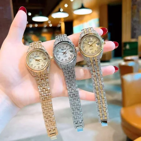 تألقي كالنجمة مع ساعة Hublot المرصعة بالكامل! ✨💎