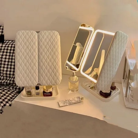 المرآة الملكية المضيئة QUEEN MIRROR – إضاءة LED ثلاثية وتصميم جلدي فاخر لمكياج احترافي بدون أخطاء