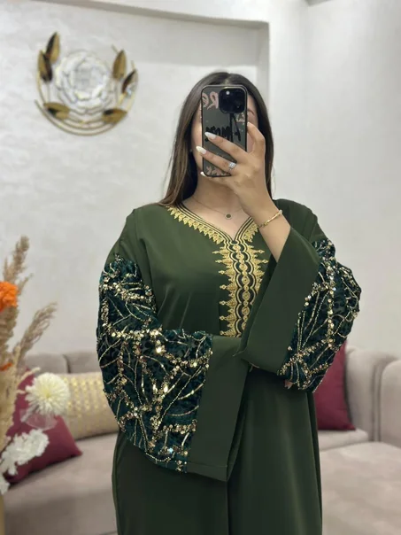 قفطان مغربي فاخر بتطريز ذهبي وأكمام مرصعة بالترتر — متوفر بـ 10 ألوان