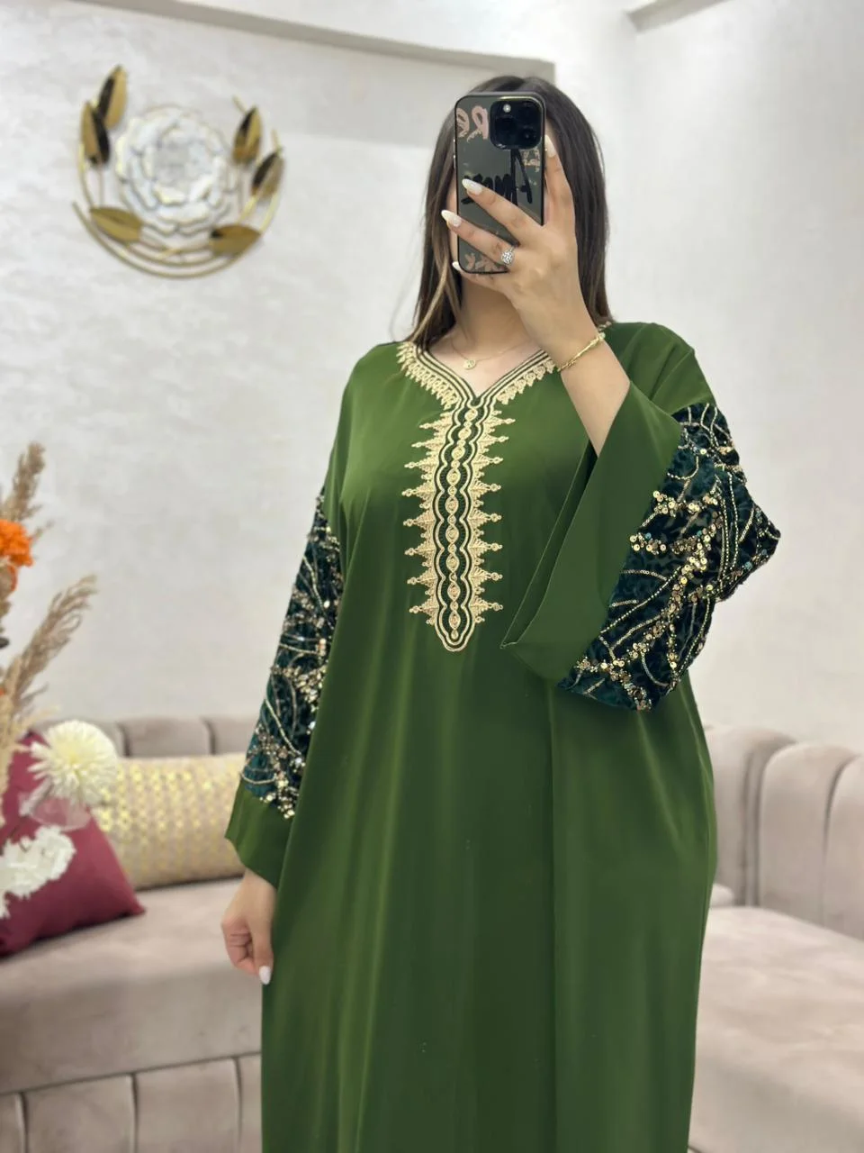 قفطان مغربي فاخر بتطريز ذهبي وأكمام مرصعة بالترتر — متوفر بـ 10 ألوان