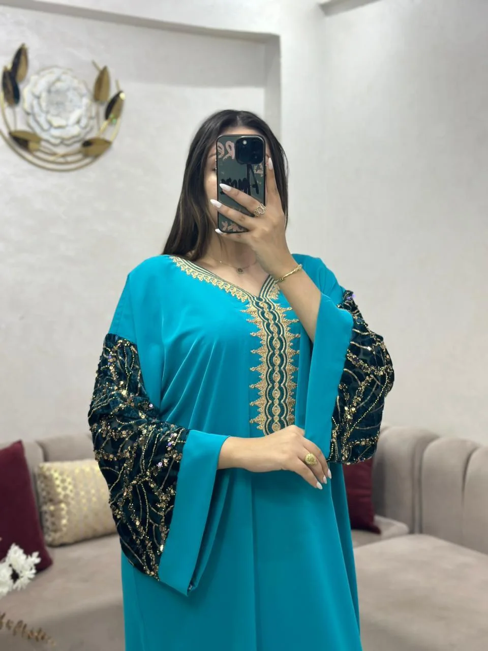 قفطان مغربي فاخر بتطريز ذهبي وأكمام مرصعة بالترتر — متوفر بـ 10 ألوان