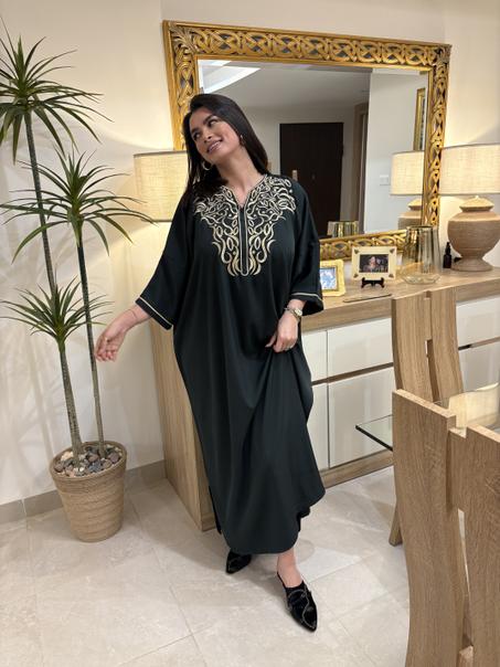 Robe d'hotesse chic avec brodrie dorée