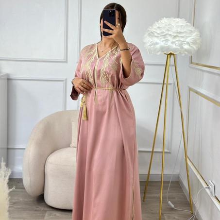 Robe d’hôtesse Rose avec broderies dorées en arrière aussi
